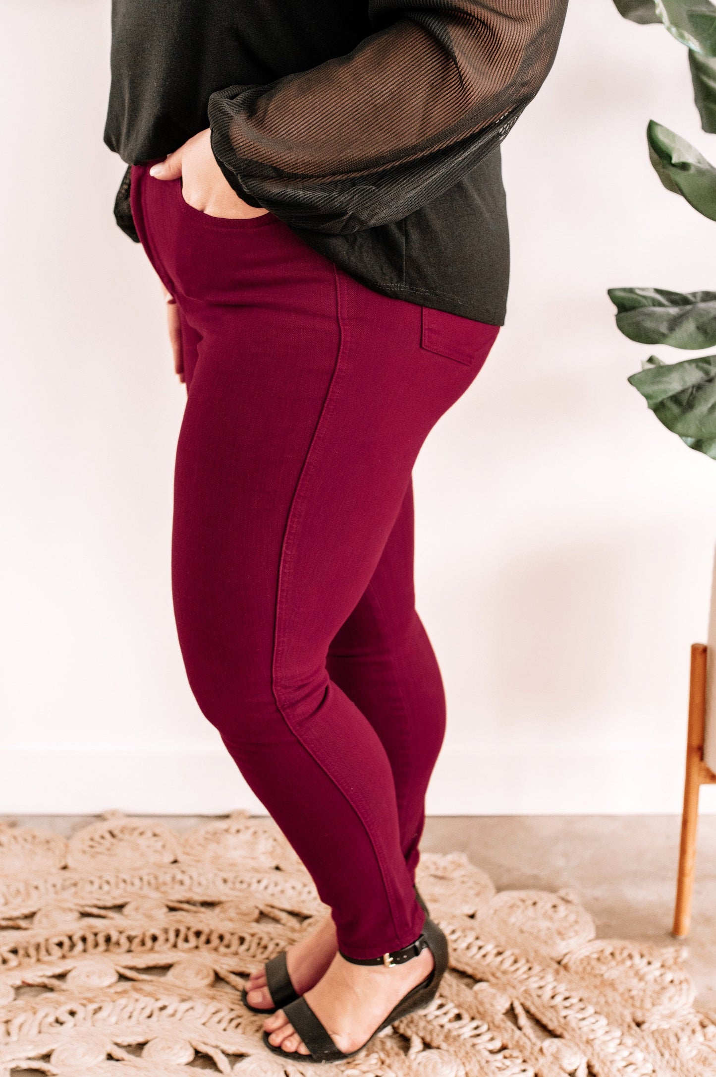 Tummy Control Skinny Fit Judy Blue Jeans In Garnet